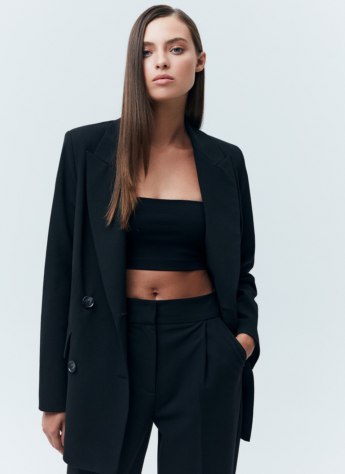 Двубортный жакет Oversize, цвет: Черный Allweneed
Двубортный жакет свободного силуэта. Два накладных кармана по бокам. Классическая линия плеча. Мы знаем, что вы полюбили модели oversize, поэтому приготовили для вас вариацию жакета в новом исполнении. Четыре оттенка: три базовых и один акцентный. Носите с брюками изколлекции или с джинсамина встречу с подругами.