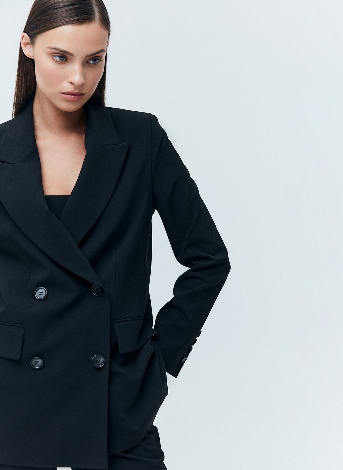 Двубортный жакет Oversize, цвет: Черный Allweneed
Двубортный жакет свободного силуэта. Два накладных кармана по бокам. Классическая линия плеча. Мы знаем, что вы полюбили модели oversize, поэтому приготовили для вас вариацию жакета в новом исполнении. Четыре оттенка: три базовых и один акцентный. Носите с брюками изколлекции или с джинсамина встречу с подругами.