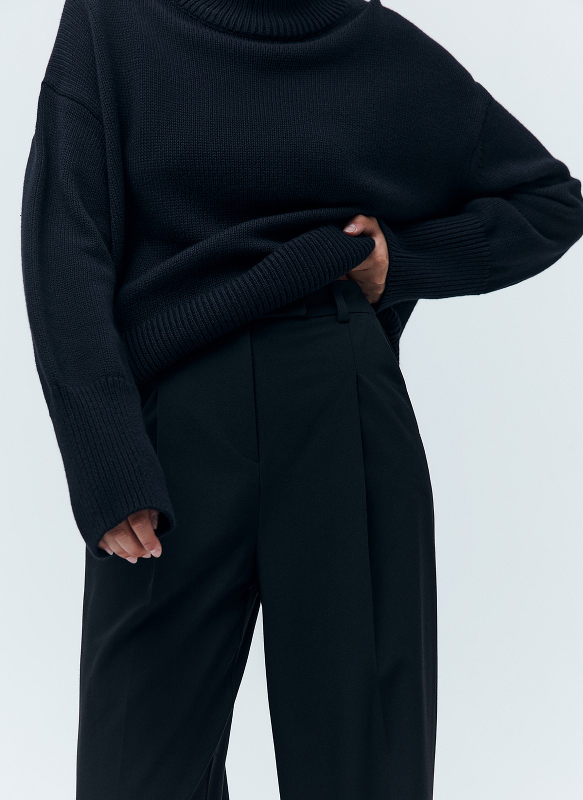 ПРЯМЫЕ БРЮКИ ПОЛНОЙ ДЛИНЫ, цвет: Черный Allweneed
Прямые брюки из костюмной ткани. Модель полной длины, которая вытягивает силуэт. Скрытая застежка на молнию и два прорезных кармана. Ткань хорошо держит форму и очень приятна к телу. Средняя посадка подходит девушкам с разным ростом. Носите с жакетом из новой коллекции или с любимыми топами, блузами и футболками.