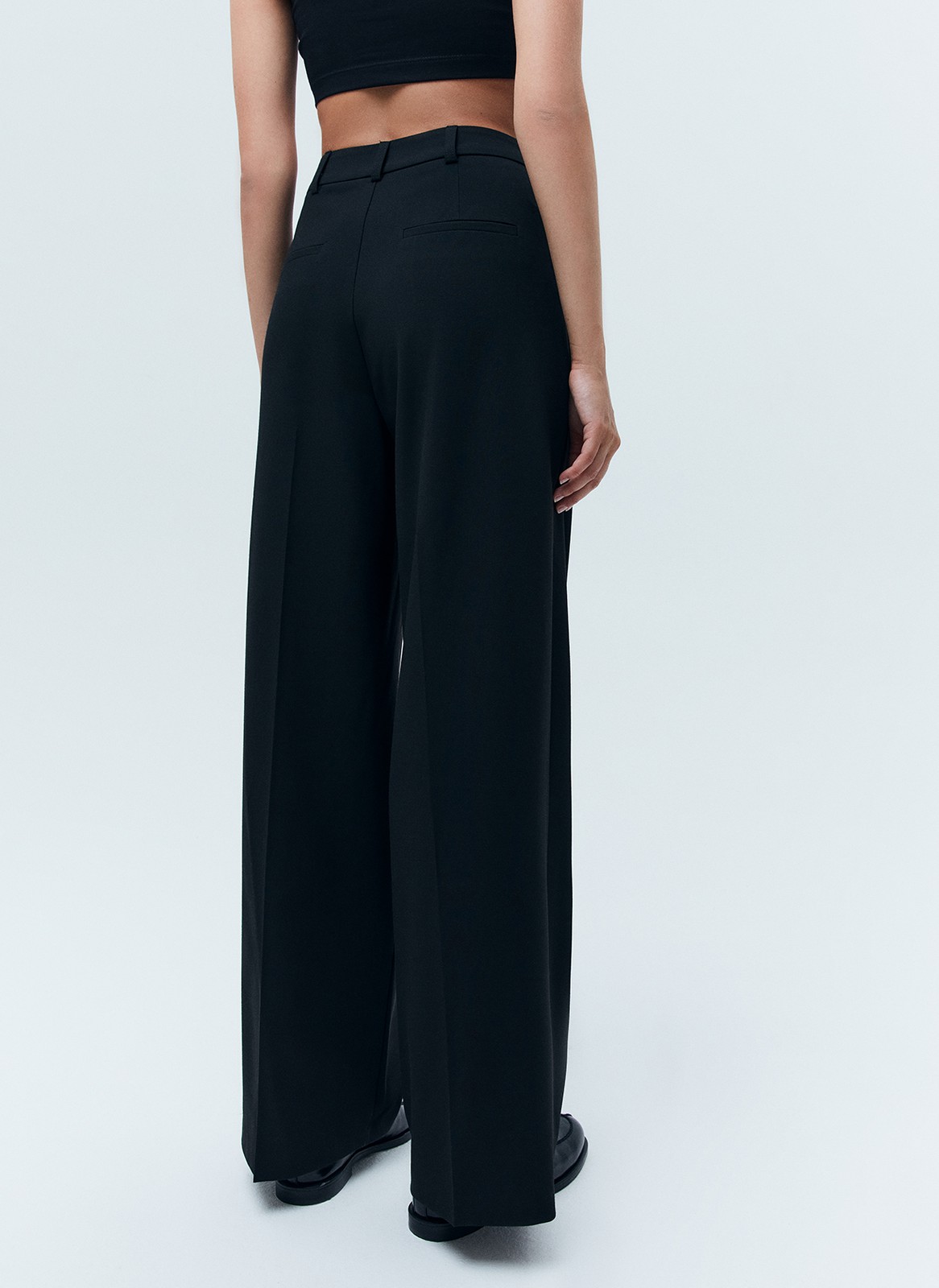 ПРЯМЫЕ БРЮКИ ПОЛНОЙ ДЛИНЫ, цвет: Черный Allweneed
Прямые брюки из костюмной ткани. Модель полной длины, которая вытягивает силуэт. Скрытая застежка на молнию и два прорезных кармана. Ткань хорошо держит форму и очень приятна к телу. Средняя посадка подходит девушкам с разным ростом. Носите с жакетом из новой коллекции или с любимыми топами, блузами и футболками.