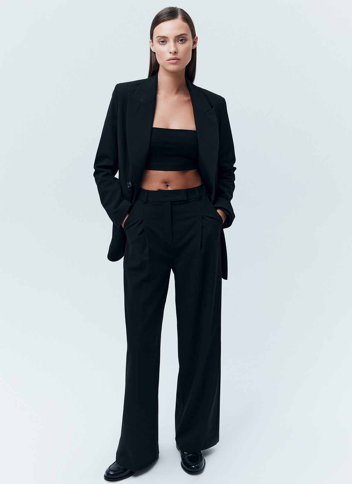 ПРЯМЫЕ БРЮКИ ПОЛНОЙ ДЛИНЫ, цвет: Черный Allweneed
Прямые брюки из костюмной ткани. Модель полной длины, которая вытягивает силуэт. Скрытая застежка на молнию и два прорезных кармана. Ткань хорошо держит форму и очень приятна к телу. Средняя посадка подходит девушкам с разным ростом. Носите с жакетом из новой коллекции или с любимыми топами, блузами и футболками.