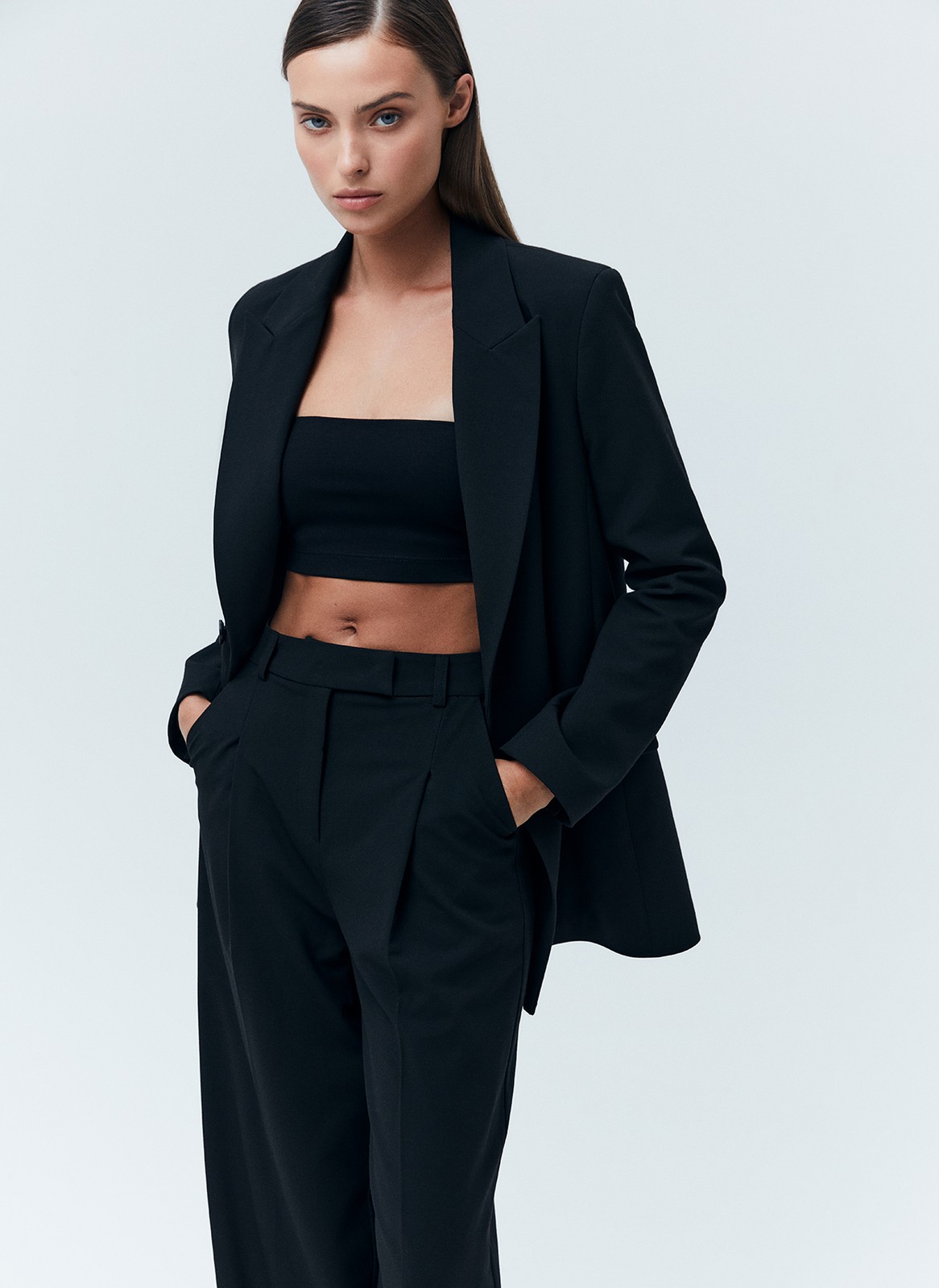 ПРЯМЫЕ БРЮКИ ПОЛНОЙ ДЛИНЫ, цвет: Черный Allweneed
Прямые брюки из костюмной ткани. Модель полной длины, которая вытягивает силуэт. Скрытая застежка на молнию и два прорезных кармана. Ткань хорошо держит форму и очень приятна к телу. Средняя посадка подходит девушкам с разным ростом. Носите с жакетом из новой коллекции или с любимыми топами, блузами и футболками.