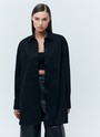 Рубашка oversize, цвет: Черный Allweneed Рубашка oversize из плотной ткани. Ткань пластичная и долго сохраняет первоначальный вид. Застежка на пуговицы и кокетка на спине для идеальной посадки. Благодаря перепаду длины и разрезам в боковых швах можно носить навыпуск с легинсами и велосипедками. Рубашку нам нравится надевать вместо легкого кардигана на сарафаны, топы и футболки. Сочетайте ее с изделиями из коллекции по настроению в любое время года.