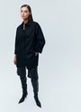 Рубашка oversize, цвет: Черный Allweneed Рубашка oversize из плотной ткани. Ткань пластичная и долго сохраняет первоначальный вид. Застежка на пуговицы и кокетка на спине для идеальной посадки. Благодаря перепаду длины и разрезам в боковых швах можно носить навыпуск с легинсами и велосипедками. Рубашку нам нравится надевать вместо легкого кардигана на сарафаны, топы и футболки. Сочетайте ее с изделиями из коллекции по настроению в любое время года.