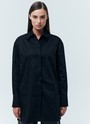 Рубашка oversize, цвет: Черный Allweneed Рубашка oversize из плотной ткани. Ткань пластичная и долго сохраняет первоначальный вид. Застежка на пуговицы и кокетка на спине для идеальной посадки. Благодаря перепаду длины и разрезам в боковых швах можно носить навыпуск с легинсами и велосипедками. Рубашку нам нравится надевать вместо легкого кардигана на сарафаны, топы и футболки. Сочетайте ее с изделиями из коллекции по настроению в любое время года.