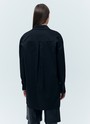Рубашка oversize, цвет: Черный Allweneed Рубашка oversize из плотной ткани. Ткань пластичная и долго сохраняет первоначальный вид. Застежка на пуговицы и кокетка на спине для идеальной посадки. Благодаря перепаду длины и разрезам в боковых швах можно носить навыпуск с легинсами и велосипедками. Рубашку нам нравится надевать вместо легкого кардигана на сарафаны, топы и футболки. Сочетайте ее с изделиями из коллекции по настроению в любое время года.