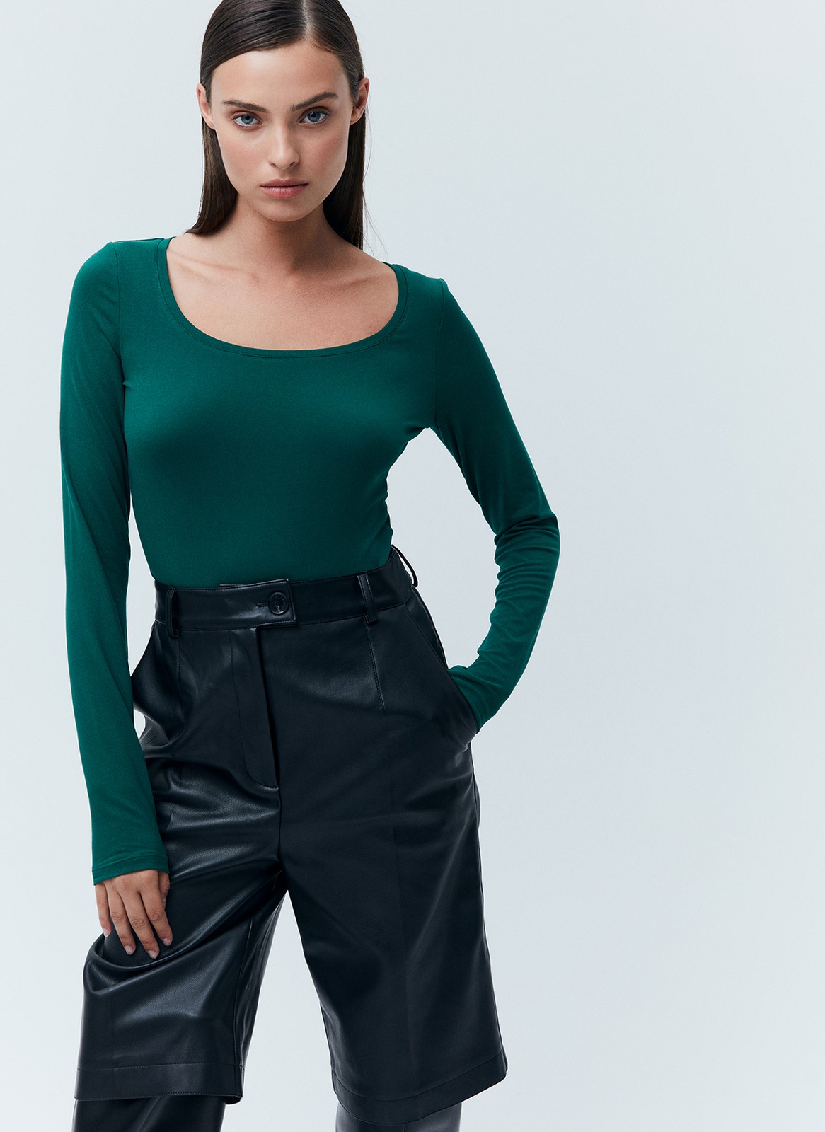 Боди с круглым вырезом, цвет: изумрудный Allweneed
Боди из нежного трикотажа с приятной на ощупь текстурой. Благодаря тонкой и эластичной ткани модель хорошо садится по фигуре. Круглый, глубокий вырез и удлиненный рукав. Мы сделали удобную застежку на кнопках для регулирования длины изделия. Если вы искали способ сделать образ лаконичным, но чуть более чувственным, чем с обычной футболкой или лонгсливом, обратите внимание на боди. Можно сочетать с любым низом: юбкой, брюками или джинсами.