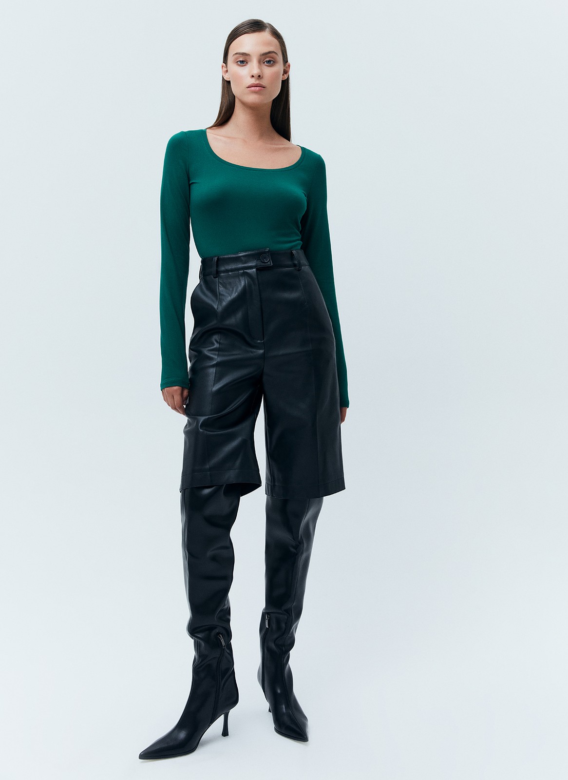 Боди с круглым вырезом, цвет: изумрудный Allweneed
Боди из нежного трикотажа с приятной на ощупь текстурой. Благодаря тонкой и эластичной ткани модель хорошо садится по фигуре. Круглый, глубокий вырез и удлиненный рукав. Мы сделали удобную застежку на кнопках для регулирования длины изделия. Если вы искали способ сделать образ лаконичным, но чуть более чувственным, чем с обычной футболкой или лонгсливом, обратите внимание на боди. Можно сочетать с любым низом: юбкой, брюками или джинсами.