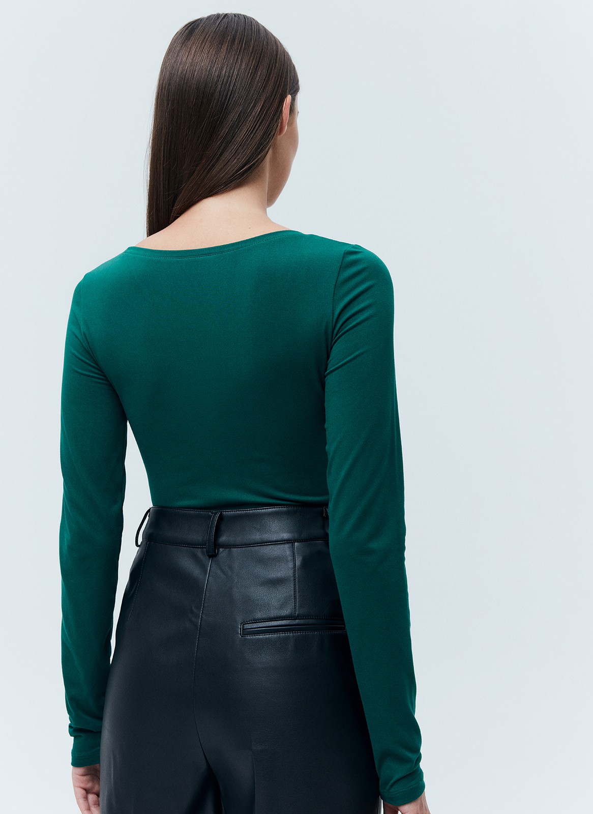 Боди с круглым вырезом, цвет: изумрудный Allweneed
Боди из нежного трикотажа с приятной на ощупь текстурой. Благодаря тонкой и эластичной ткани модель хорошо садится по фигуре. Круглый, глубокий вырез и удлиненный рукав. Мы сделали удобную застежку на кнопках для регулирования длины изделия. Если вы искали способ сделать образ лаконичным, но чуть более чувственным, чем с обычной футболкой или лонгсливом, обратите внимание на боди. Можно сочетать с любым низом: юбкой, брюками или джинсами.