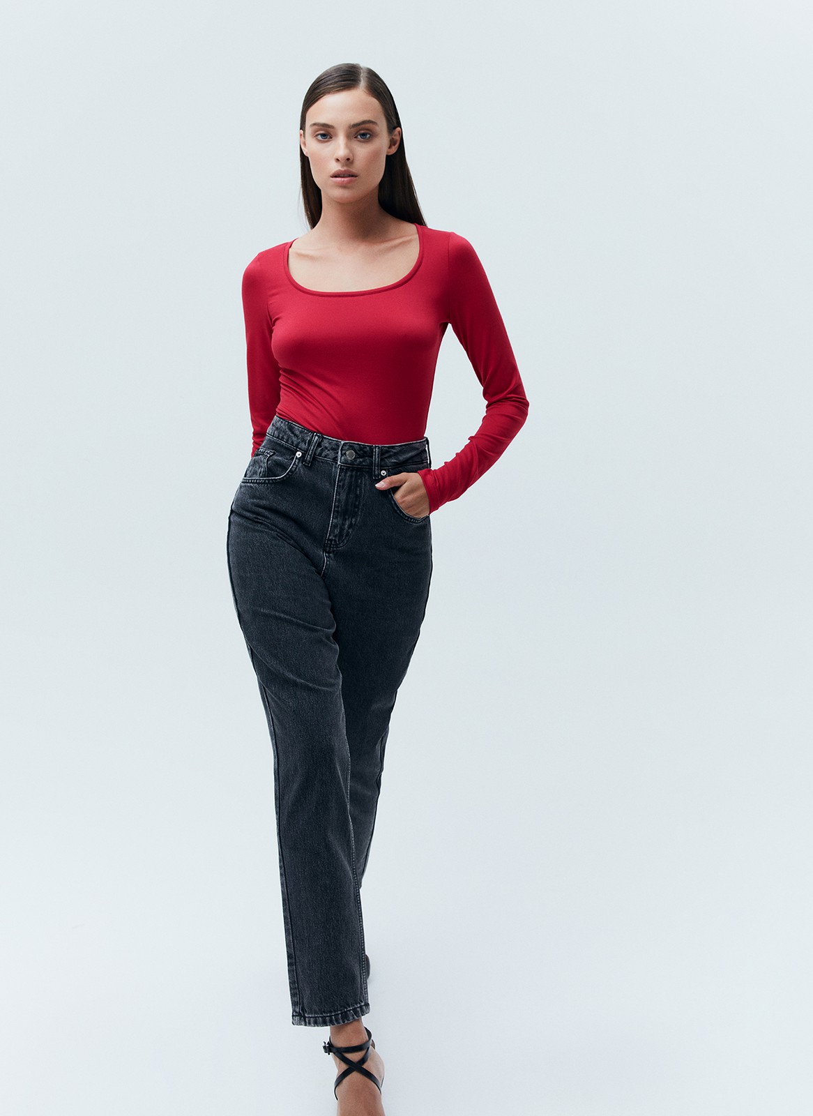 


Боди из нежного трикотажа с приятной на ощупь текстурой. Благодаря тонкой и эластичной ткани модель хорошо садится по фигуре. Круглый, глубокий вырез и удлиненный рукав. Мы сделали удобную застежку на кнопках для регулирования длины изделия. Если вы искали способ сделать образ лаконичным, но чуть более чувственным, чем с обычной футболкой или лонгсливом, обратите внимание на боди. Можно сочетать с любым низом: юбкой, брюками или джинсами.

