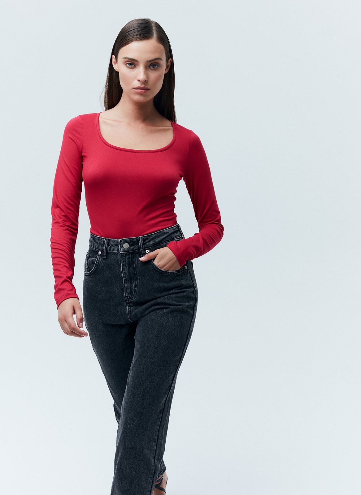 


Боди из нежного трикотажа с приятной на ощупь текстурой. Благодаря тонкой и эластичной ткани модель хорошо садится по фигуре. Круглый, глубокий вырез и удлиненный рукав. Мы сделали удобную застежку на кнопках для регулирования длины изделия. Если вы искали способ сделать образ лаконичным, но чуть более чувственным, чем с обычной футболкой или лонгсливом, обратите внимание на боди. Можно сочетать с любым низом: юбкой, брюками или джинсами.

