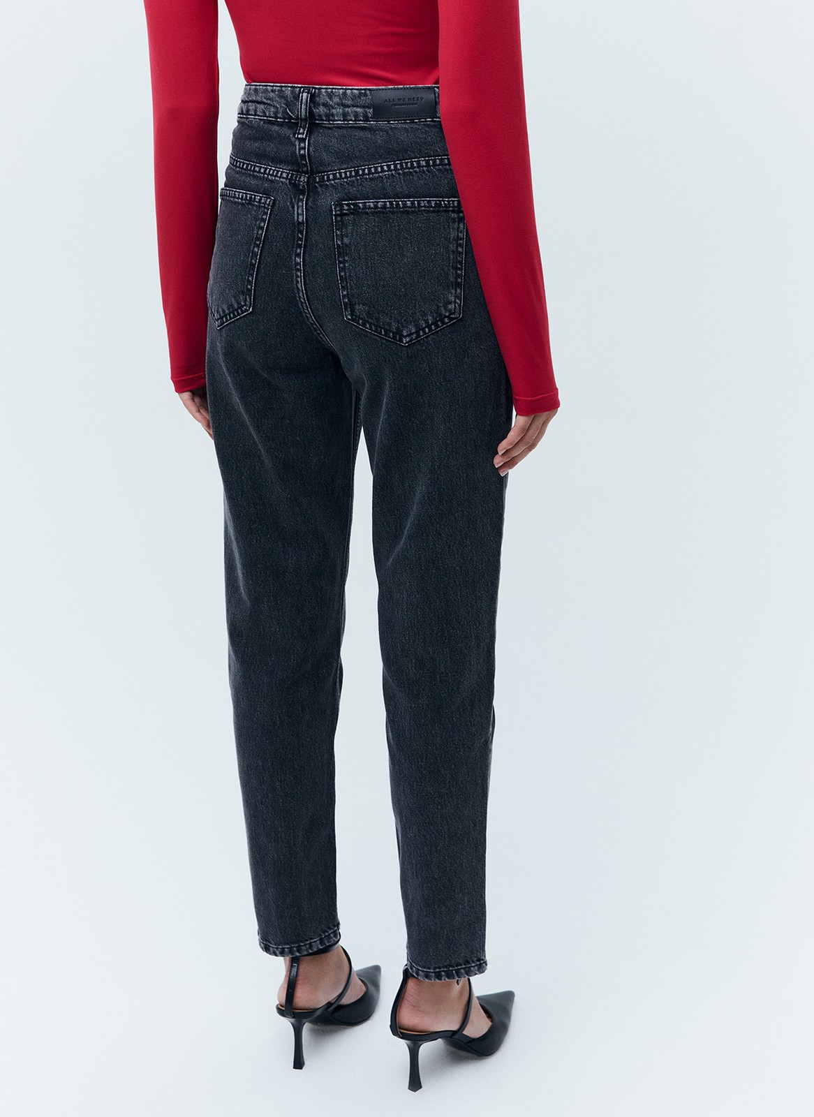 Джинсы, цвет: серый Allweneed Базовая модель из плотного хлопка, хорошо держат форму. Цвета легко впишутся в гардероб и дополнят любой образ.