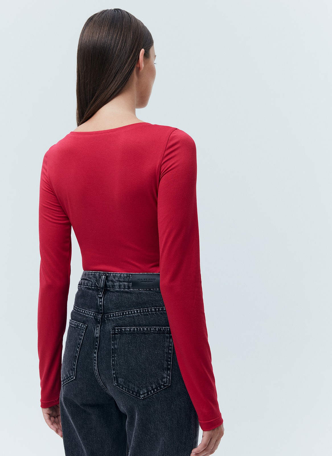 


Боди из нежного трикотажа с приятной на ощупь текстурой. Благодаря тонкой и эластичной ткани модель хорошо садится по фигуре. Круглый, глубокий вырез и удлиненный рукав. Мы сделали удобную застежку на кнопках для регулирования длины изделия. Если вы искали способ сделать образ лаконичным, но чуть более чувственным, чем с обычной футболкой или лонгсливом, обратите внимание на боди. Можно сочетать с любым низом: юбкой, брюками или джинсами.

