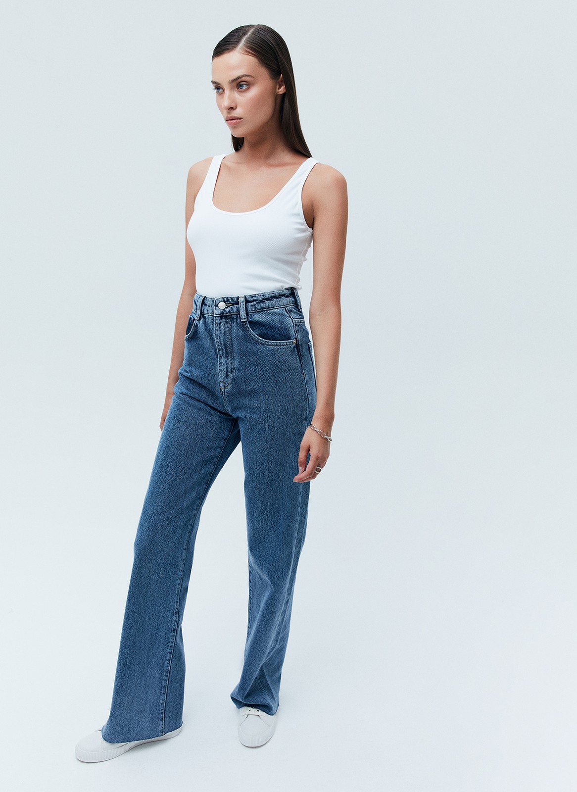 Джинсы широкие полной длины, цвет: синий Allweneed Джинсысвободного кроя из хлопка,с высокой посадкой. Плотный деним позволяет держать форму и красиво облегать линию бедра. Необработанный край. Мы выполнили модель из нашего премиального, 100% хлопкового денима, с авторской варкой и брендированной фурнитурой высокого качества.