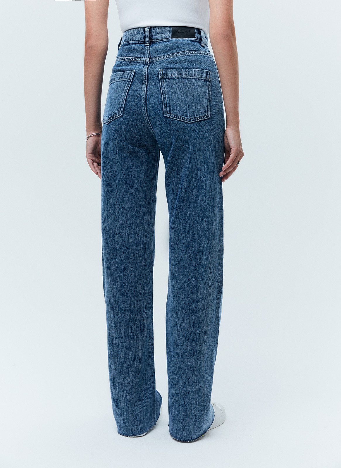 Джинсы широкие полной длины, цвет: синий Allweneed Джинсысвободного кроя из хлопка,с высокой посадкой. Плотный деним позволяет держать форму и красиво облегать линию бедра. Необработанный край. Мы выполнили модель из нашего премиального, 100% хлопкового денима, с авторской варкой и брендированной фурнитурой высокого качества.