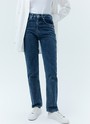 Модель джинс из хлопка,длинные прямые со средней посадкой. Визуально вытягивают фигуру. Отлично подойдут на каждый день.

