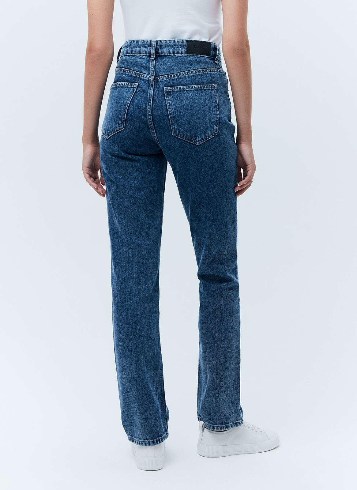 Модель джинс из хлопка,длинные прямые со средней посадкой. Визуально вытягивают фигуру. Отлично подойдут на каждый день.

