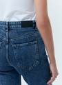 Модель джинс из хлопка,длинные прямые со средней посадкой. Визуально вытягивают фигуру. Отлично подойдут на каждый день.


