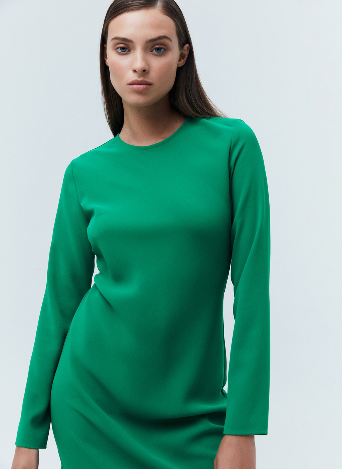 Платье миди по косой, цвет: зеленый Allweneed Платье длины миди. Плотная, приятная на ощупь вискоза. Модель с длинным рукавом и актуальным кроем по косой. Круглый вырез. Гармонично будет смотреться с длинными пальто и свободными жакетами. Для создания вечернего образа просто добавьте немного лаконичных украшений.
На модели размер XS