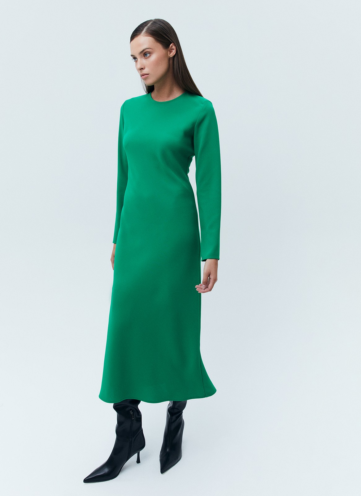 Платье миди по косой, цвет: зеленый Allweneed Платье длины миди. Плотная, приятная на ощупь вискоза. Модель с длинным рукавом и актуальным кроем по косой. Круглый вырез. Гармонично будет смотреться с длинными пальто и свободными жакетами. Для создания вечернего образа просто добавьте немного лаконичных украшений.
На модели размер XS