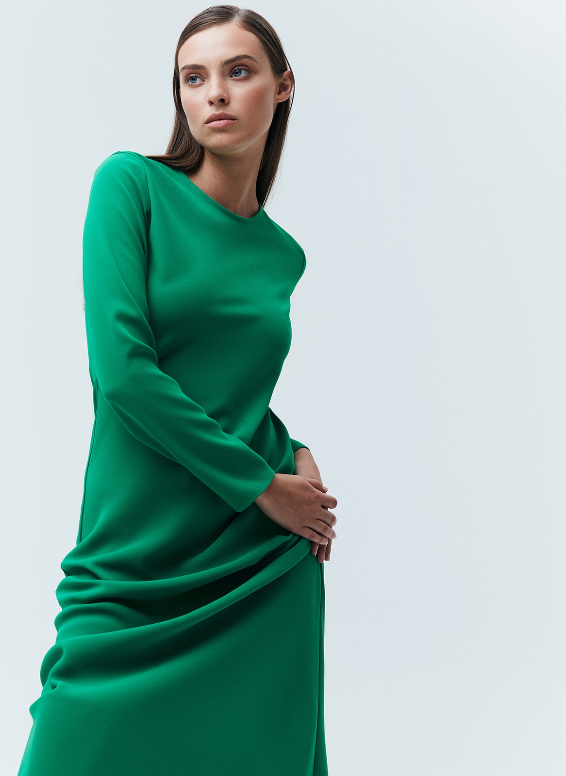 Платье миди по косой, цвет: зеленый Allweneed Платье длины миди. Плотная, приятная на ощупь вискоза. Модель с длинным рукавом и актуальным кроем по косой. Круглый вырез. Гармонично будет смотреться с длинными пальто и свободными жакетами. Для создания вечернего образа просто добавьте немного лаконичных украшений.
На модели размер XS