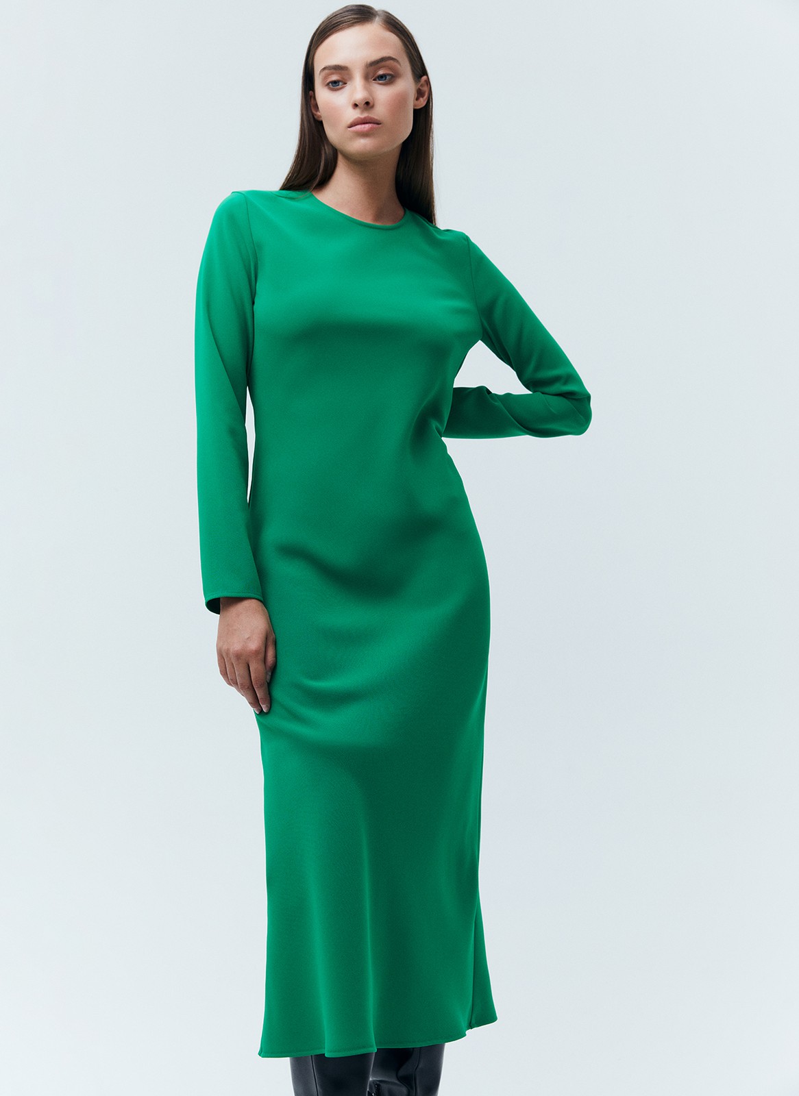 Платье миди по косой, цвет: зеленый Allweneed Платье длины миди. Плотная, приятная на ощупь вискоза. Модель с длинным рукавом и актуальным кроем по косой. Круглый вырез. Гармонично будет смотреться с длинными пальто и свободными жакетами. Для создания вечернего образа просто добавьте немного лаконичных украшений.
На модели размер XS