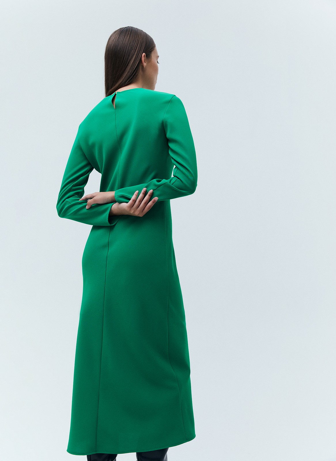 Платье миди по косой, цвет: зеленый Allweneed Платье длины миди. Плотная, приятная на ощупь вискоза. Модель с длинным рукавом и актуальным кроем по косой. Круглый вырез. Гармонично будет смотреться с длинными пальто и свободными жакетами. Для создания вечернего образа просто добавьте немного лаконичных украшений.
На модели размер XS