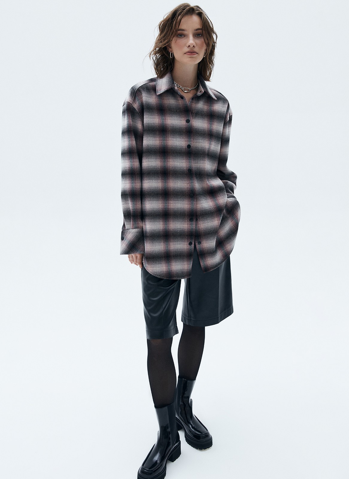 Рубашка OVERSIZE, цвет: серо-розовая клетка Allweneed
Рубашка свободного кроя. Классический воротник-стойка и застежка на пуговицы. Разрезы по бокам для более комфортной посадки. Ткань достаточно плотная, поэтому вы можете надеть эту модель вместо верхней одежды на ранююосень. Мы рекомендуем носить рубашку как легкую версию кардигана с платьями и топами.