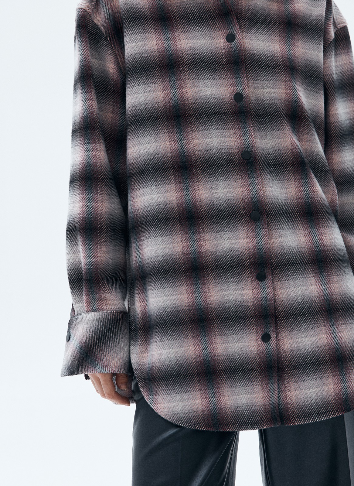 Рубашка OVERSIZE, цвет: серо-розовая клетка Allweneed
Рубашка свободного кроя. Классический воротник-стойка и застежка на пуговицы. Разрезы по бокам для более комфортной посадки. Ткань достаточно плотная, поэтому вы можете надеть эту модель вместо верхней одежды на ранююосень. Мы рекомендуем носить рубашку как легкую версию кардигана с платьями и топами.