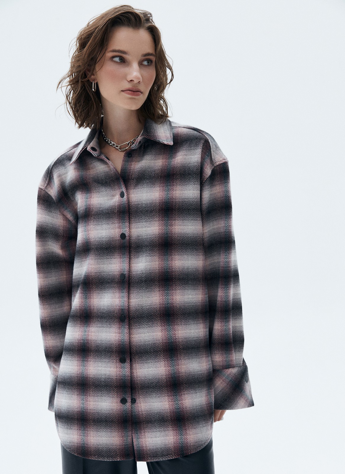 Рубашка OVERSIZE, цвет: серо-розовая клетка Allweneed
Рубашка свободного кроя. Классический воротник-стойка и застежка на пуговицы. Разрезы по бокам для более комфортной посадки. Ткань достаточно плотная, поэтому вы можете надеть эту модель вместо верхней одежды на ранююосень. Мы рекомендуем носить рубашку как легкую версию кардигана с платьями и топами.