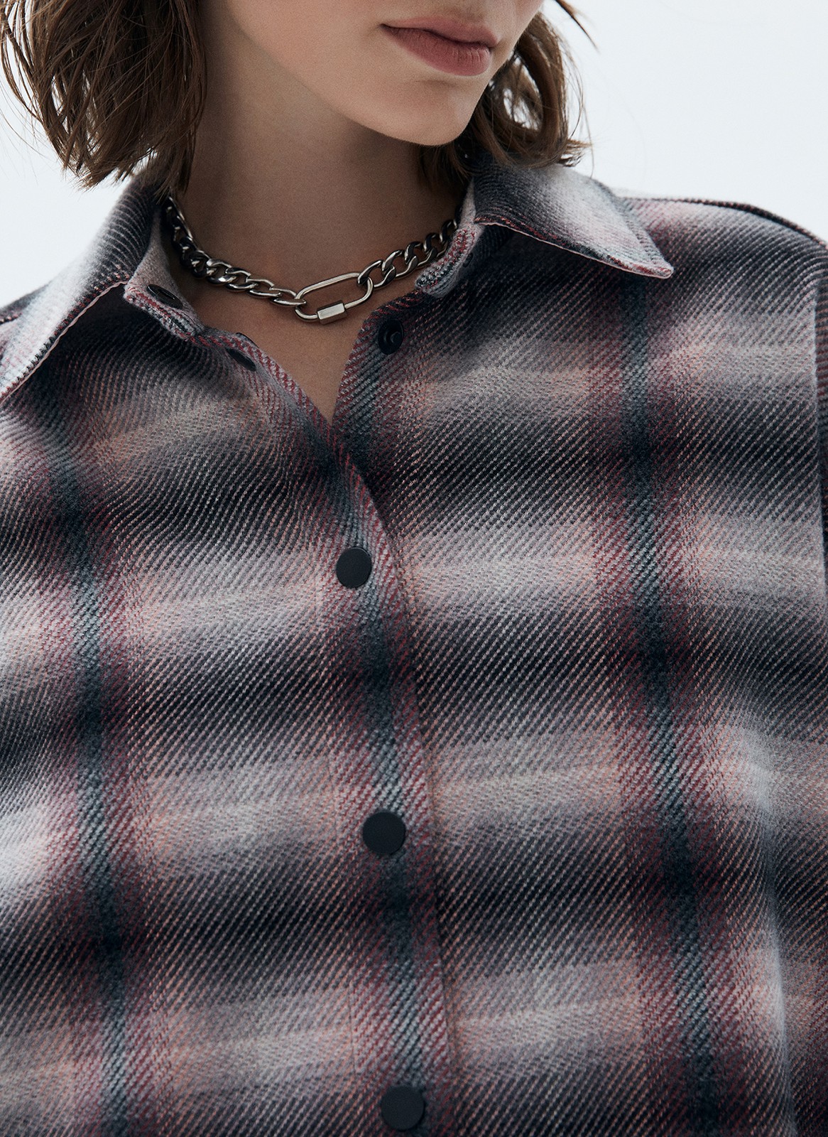 Рубашка OVERSIZE, цвет: серо-розовая клетка Allweneed
Рубашка свободного кроя. Классический воротник-стойка и застежка на пуговицы. Разрезы по бокам для более комфортной посадки. Ткань достаточно плотная, поэтому вы можете надеть эту модель вместо верхней одежды на ранююосень. Мы рекомендуем носить рубашку как легкую версию кардигана с платьями и топами.