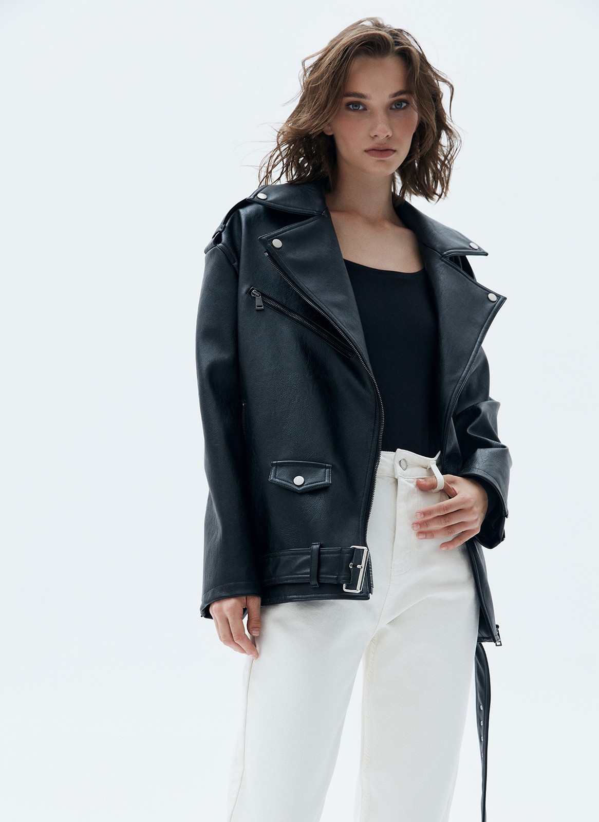 Базовая модель из плотного хлопка, хорошо держат форму. Цвета легко впишутся в гардероб и дополнят любой образ.

