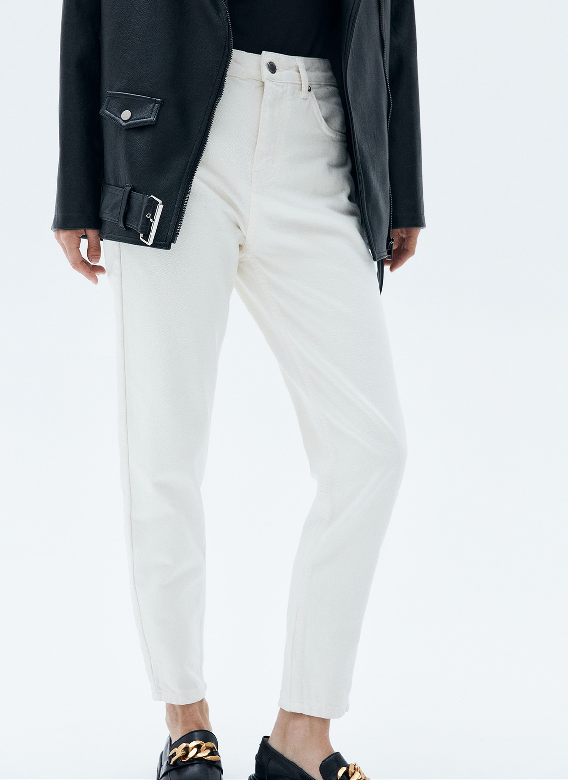 Базовая модель из плотного хлопка, хорошо держат форму. Цвета легко впишутся в гардероб и дополнят любой образ.

