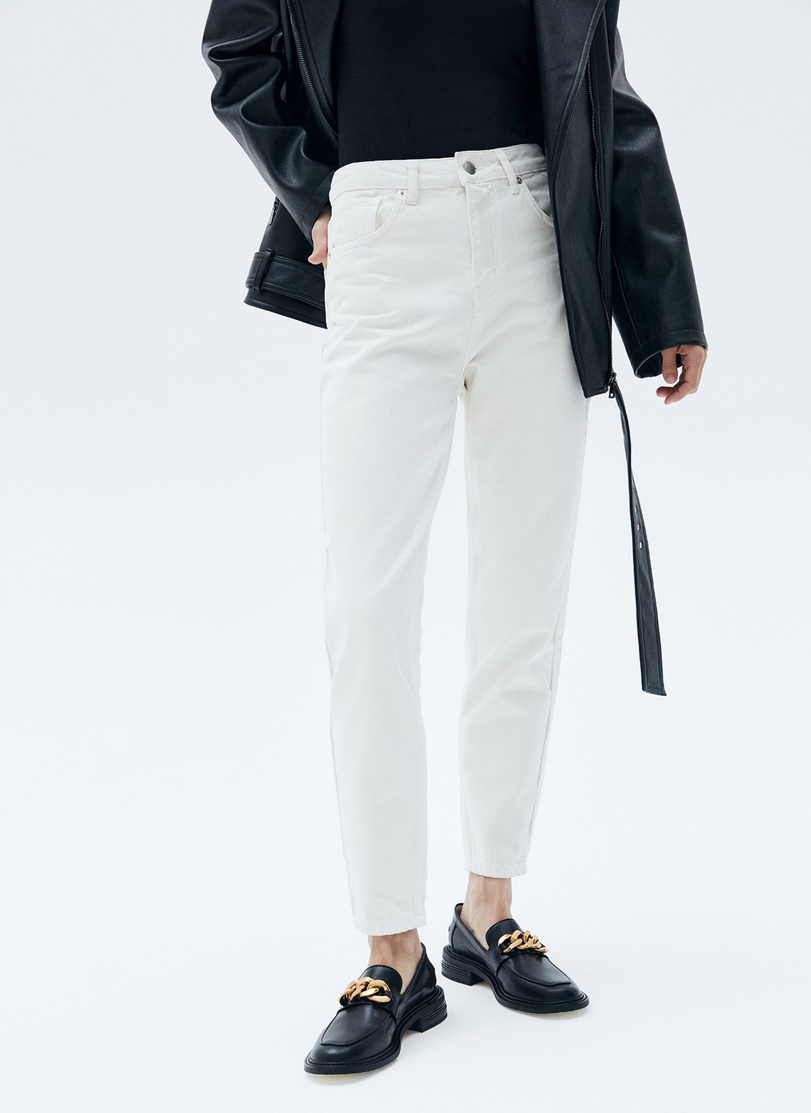 Базовая модель из плотного хлопка, хорошо держат форму. Цвета легко впишутся в гардероб и дополнят любой образ.

