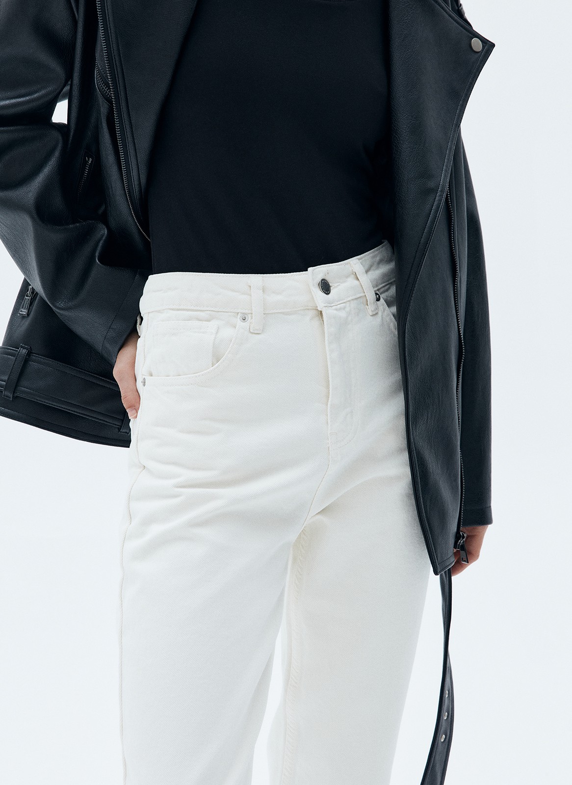 Базовая модель из плотного хлопка, хорошо держат форму. Цвета легко впишутся в гардероб и дополнят любой образ.

