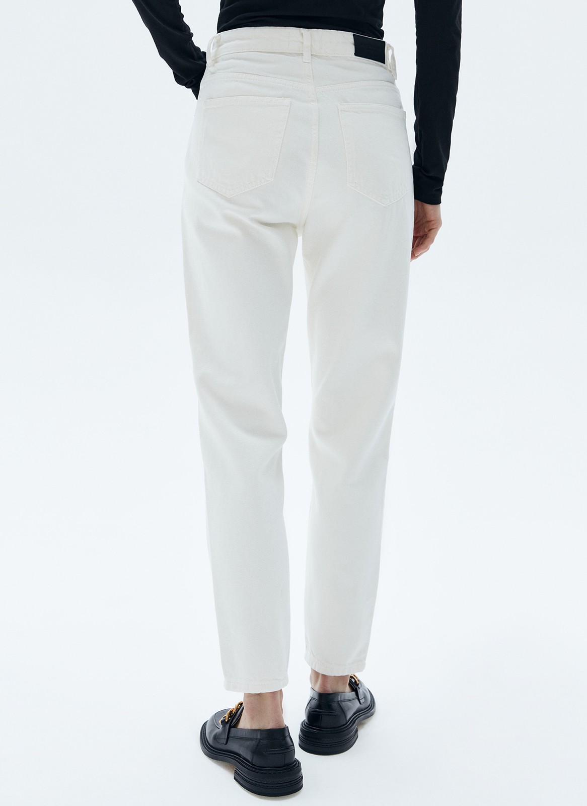 Базовая модель из плотного хлопка, хорошо держат форму. Цвета легко впишутся в гардероб и дополнят любой образ.

