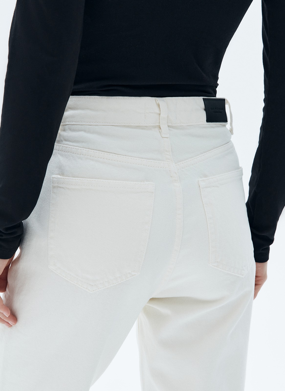 Базовая модель из плотного хлопка, хорошо держат форму. Цвета легко впишутся в гардероб и дополнят любой образ.

