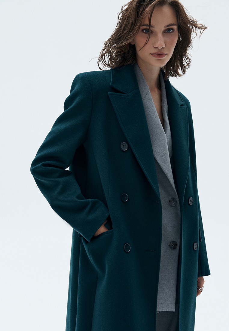 ДВУБОРТНОЕ УДЛИНЁННОЕ ПАЛЬТО, цвет: темно-изумрудный Allweneed
Двубортное пальто длины миди из итальянской шерстяной ткани. Модель прямого силуэта с классической линией плеч. Два накладных кармана. Пальто, которое подойдет к лаконичному образу на каждый день и к строгому костюму и вечернему платью. Ткань высокого качества имеет характерный легкий отблеск, что добавляет образу немного шика. Модель достаточно свободная, поэтому вы можете легко передвигаться по городу.
Температурный режим до +5 C