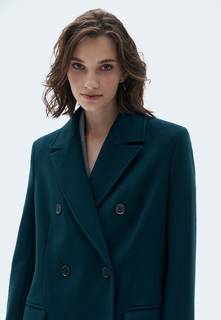 ДВУБОРТНОЕ УДЛИНЁННОЕ ПАЛЬТО, цвет: темно-изумрудный Allweneed
Двубортное пальто длины миди из итальянской шерстяной ткани. Модель прямого силуэта с классической линией плеч. Два накладных кармана. Пальто, которое подойдет к лаконичному образу на каждый день и к строгому костюму и вечернему платью. Ткань высокого качества имеет характерный легкий отблеск, что добавляет образу немного шика. Модель достаточно свободная, поэтому вы можете легко передвигаться по городу.
Температурный режим до +5 C