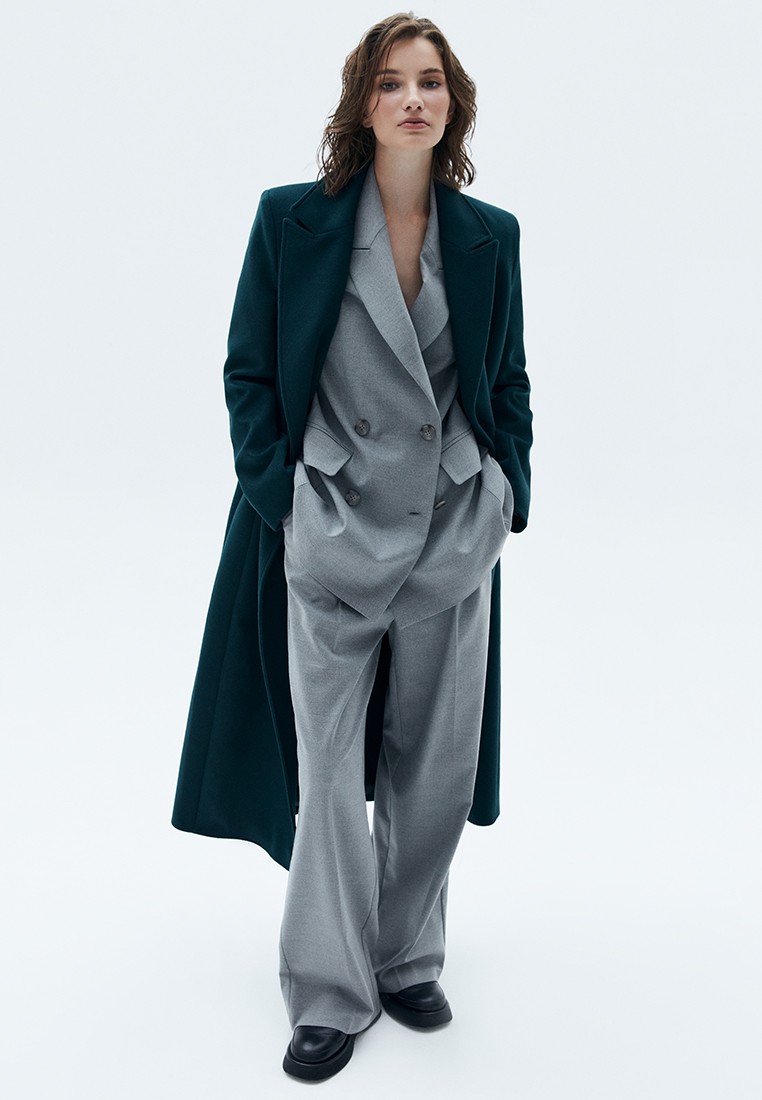 ДВУБОРТНОЕ УДЛИНЁННОЕ ПАЛЬТО, цвет: темно-изумрудный Allweneed
Двубортное пальто длины миди из итальянской шерстяной ткани. Модель прямого силуэта с классической линией плеч. Два накладных кармана. Пальто, которое подойдет к лаконичному образу на каждый день и к строгому костюму и вечернему платью. Ткань высокого качества имеет характерный легкий отблеск, что добавляет образу немного шика. Модель достаточно свободная, поэтому вы можете легко передвигаться по городу.
Температурный режим до +5 C
