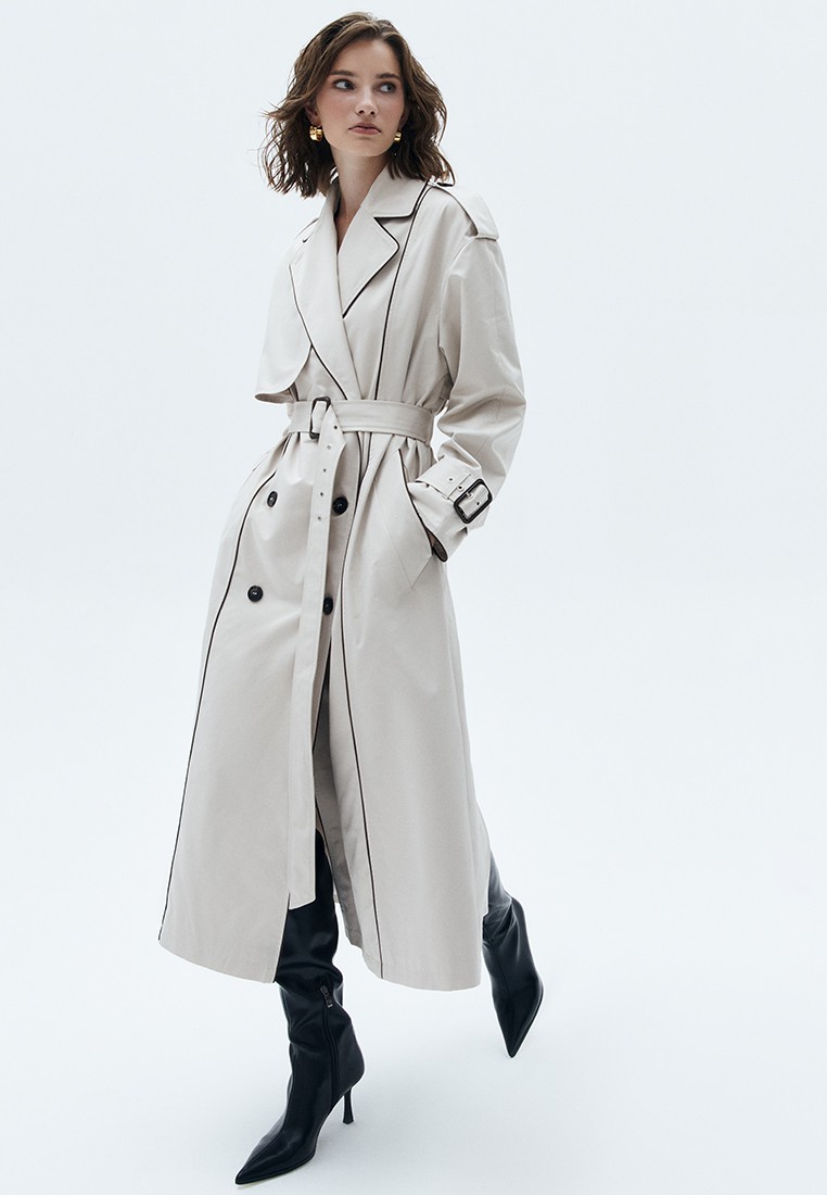 Двубортный удлинённый тренч oversize с кантом, цвет: бежевый Allweneed
Двубортный плащ из ткани с водоотталкивающей пропиткой. Свободная посадка и длина миди. В модели присутствуют классические детали тренча, которые пришли к нам из мужского гардероба: паты, погоны, застежка на пуговицы и отлетная кокетка. Два прорезных кармана и пояс, чтобы подчеркнуть талию. Мы готовы носить эту модель в любое время года, ведь в ней будет комфортно даже в переменчивую погоду. Ткань имеет небольшой водоотталкивающий эффект. Использование зонта обязательно. Создавайте смелые современные или утонченные образы в стиле старых фильмов.
Температурный режим от +15 до +20 C
На модели размер XS/S