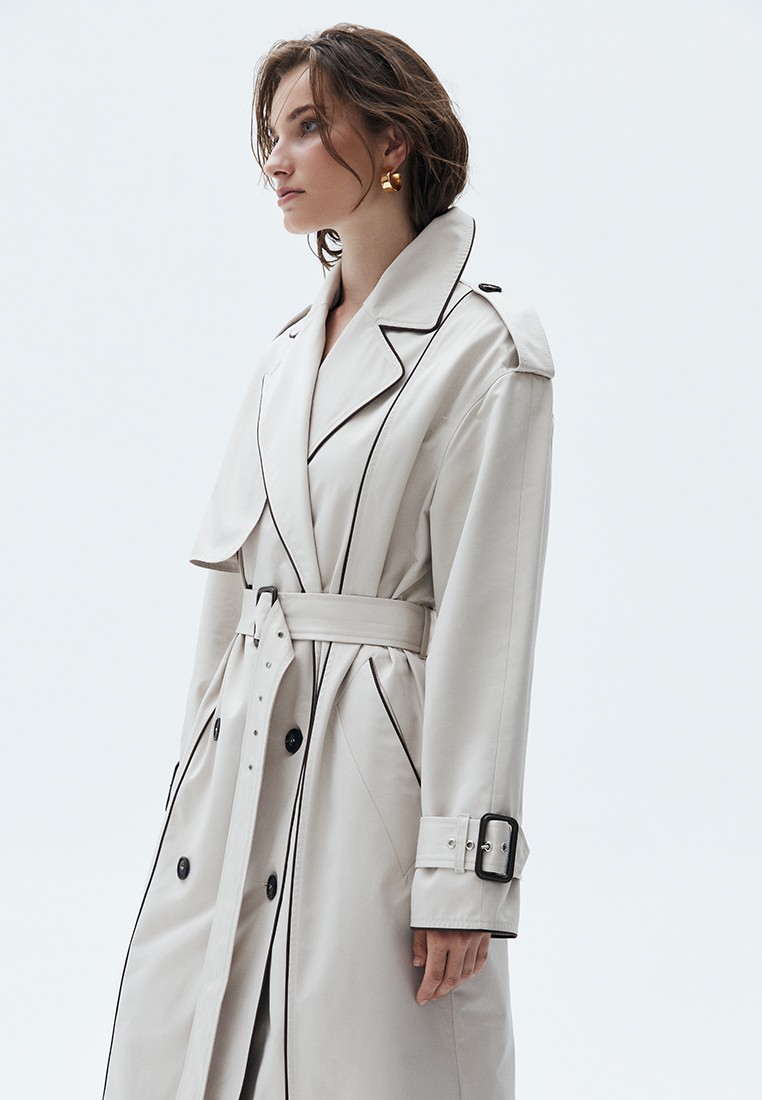 Двубортный удлинённый тренч oversize с кантом, цвет: бежевый Allweneed
Двубортный плащ из ткани с водоотталкивающей пропиткой. Свободная посадка и длина миди. В модели присутствуют классические детали тренча, которые пришли к нам из мужского гардероба: паты, погоны, застежка на пуговицы и отлетная кокетка. Два прорезных кармана и пояс, чтобы подчеркнуть талию. Мы готовы носить эту модель в любое время года, ведь в ней будет комфортно даже в переменчивую погоду. Ткань имеет небольшой водоотталкивающий эффект. Использование зонта обязательно. Создавайте смелые современные или утонченные образы в стиле старых фильмов.
Температурный режим от +15 до +20 C
На модели размер XS/S