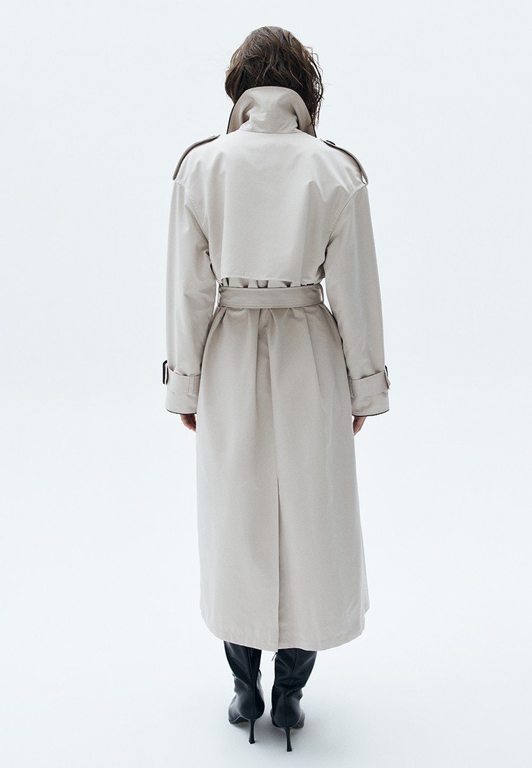 Двубортный удлинённый тренч oversize с кантом, цвет: бежевый Allweneed
Двубортный плащ из ткани с водоотталкивающей пропиткой. Свободная посадка и длина миди. В модели присутствуют классические детали тренча, которые пришли к нам из мужского гардероба: паты, погоны, застежка на пуговицы и отлетная кокетка. Два прорезных кармана и пояс, чтобы подчеркнуть талию. Мы готовы носить эту модель в любое время года, ведь в ней будет комфортно даже в переменчивую погоду. Ткань имеет небольшой водоотталкивающий эффект. Использование зонта обязательно. Создавайте смелые современные или утонченные образы в стиле старых фильмов.
Температурный режим от +15 до +20 C
На модели размер XS/S