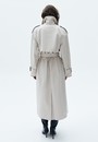 Двубортный удлинённый тренч oversize с кантом, цвет: бежевый Allweneed
Двубортный плащ из ткани с водоотталкивающей пропиткой. Свободная посадка и длина миди. В модели присутствуют классические детали тренча, которые пришли к нам из мужского гардероба: паты, погоны, застежка на пуговицы и отлетная кокетка. Два прорезных кармана и пояс, чтобы подчеркнуть талию. Мы готовы носить эту модель в любое время года, ведь в ней будет комфортно даже в переменчивую погоду. Ткань имеет небольшой водоотталкивающий эффект. Использование зонта обязательно. Создавайте смелые современные или утонченные образы в стиле старых фильмов.
Температурный режим от +15 до +20 C
На модели размер XS/S