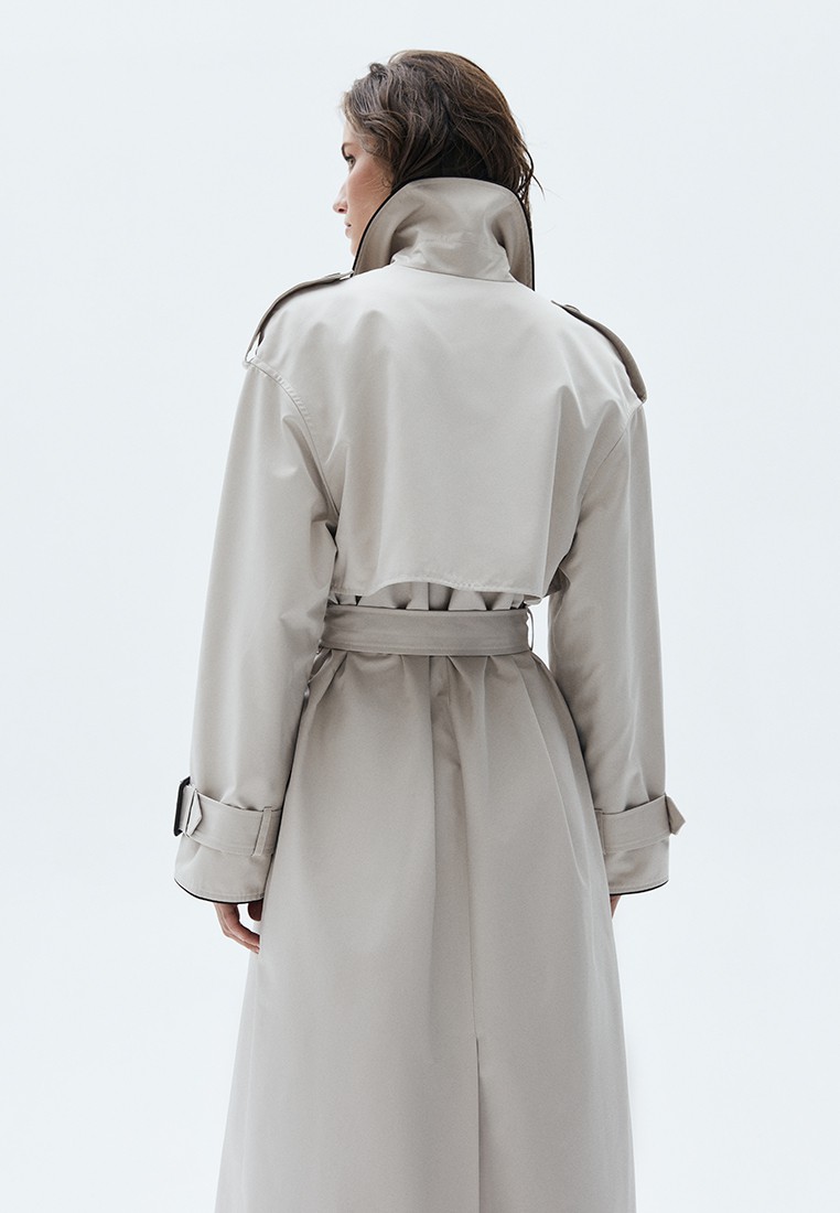 Двубортный удлинённый тренч oversize с кантом, цвет: бежевый Allweneed
Двубортный плащ из ткани с водоотталкивающей пропиткой. Свободная посадка и длина миди. В модели присутствуют классические детали тренча, которые пришли к нам из мужского гардероба: паты, погоны, застежка на пуговицы и отлетная кокетка. Два прорезных кармана и пояс, чтобы подчеркнуть талию. Мы готовы носить эту модель в любое время года, ведь в ней будет комфортно даже в переменчивую погоду. Ткань имеет небольшой водоотталкивающий эффект. Использование зонта обязательно. Создавайте смелые современные или утонченные образы в стиле старых фильмов.
Температурный режим от +15 до +20 C
На модели размер XS/S