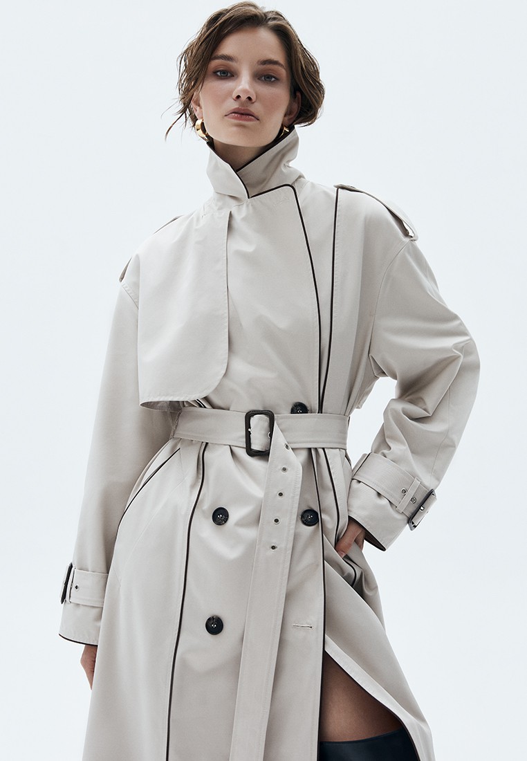 Двубортный удлинённый тренч oversize с кантом, цвет: бежевый Allweneed
Двубортный плащ из ткани с водоотталкивающей пропиткой. Свободная посадка и длина миди. В модели присутствуют классические детали тренча, которые пришли к нам из мужского гардероба: паты, погоны, застежка на пуговицы и отлетная кокетка. Два прорезных кармана и пояс, чтобы подчеркнуть талию. Мы готовы носить эту модель в любое время года, ведь в ней будет комфортно даже в переменчивую погоду. Ткань имеет небольшой водоотталкивающий эффект. Использование зонта обязательно. Создавайте смелые современные или утонченные образы в стиле старых фильмов.
Температурный режим от +15 до +20 C
На модели размер XS/S