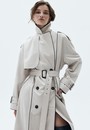 Двубортный удлинённый тренч oversize с кантом, цвет: бежевый Allweneed
Двубортный плащ из ткани с водоотталкивающей пропиткой. Свободная посадка и длина миди. В модели присутствуют классические детали тренча, которые пришли к нам из мужского гардероба: паты, погоны, застежка на пуговицы и отлетная кокетка. Два прорезных кармана и пояс, чтобы подчеркнуть талию. Мы готовы носить эту модель в любое время года, ведь в ней будет комфортно даже в переменчивую погоду. Ткань имеет небольшой водоотталкивающий эффект. Использование зонта обязательно. Создавайте смелые современные или утонченные образы в стиле старых фильмов.
Температурный режим от +15 до +20 C
На модели размер XS/S