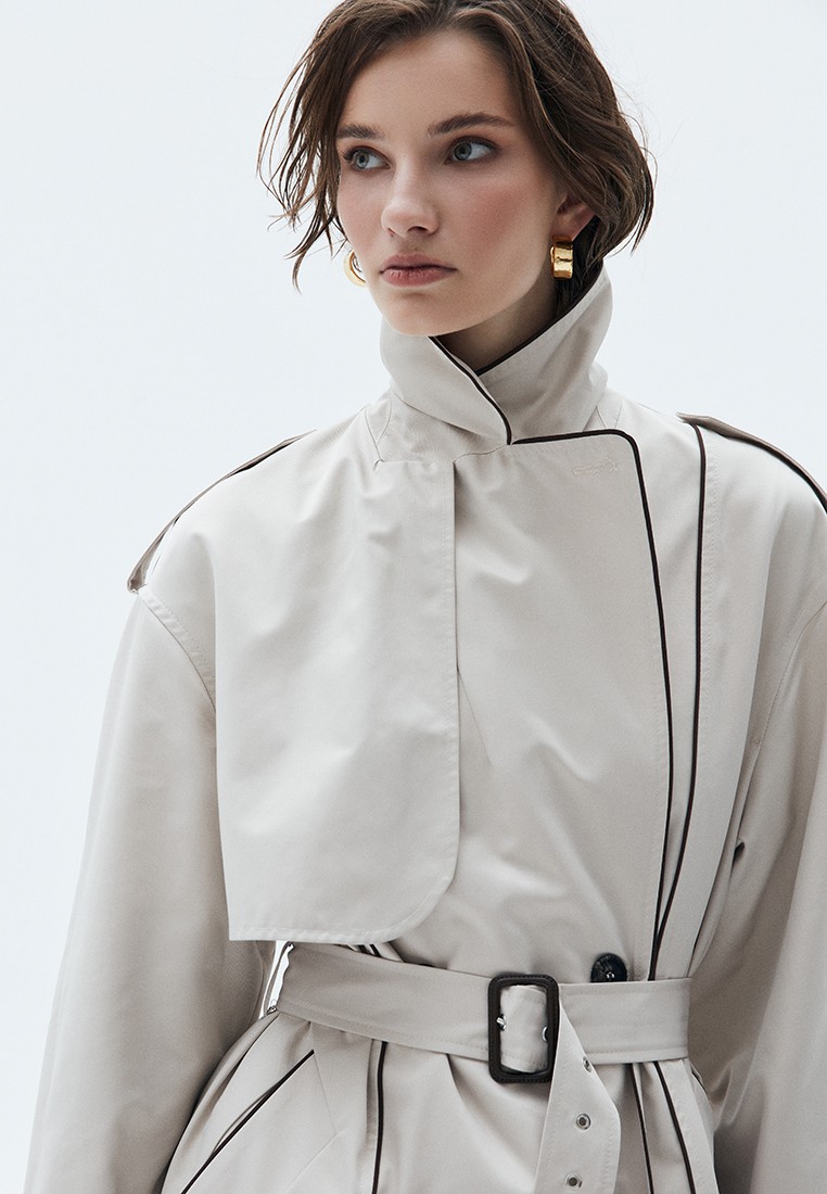 Двубортный удлинённый тренч oversize с кантом, цвет: бежевый Allweneed
Двубортный плащ из ткани с водоотталкивающей пропиткой. Свободная посадка и длина миди. В модели присутствуют классические детали тренча, которые пришли к нам из мужского гардероба: паты, погоны, застежка на пуговицы и отлетная кокетка. Два прорезных кармана и пояс, чтобы подчеркнуть талию. Мы готовы носить эту модель в любое время года, ведь в ней будет комфортно даже в переменчивую погоду. Ткань имеет небольшой водоотталкивающий эффект. Использование зонта обязательно. Создавайте смелые современные или утонченные образы в стиле старых фильмов.
Температурный режим от +15 до +20 C
На модели размер XS/S