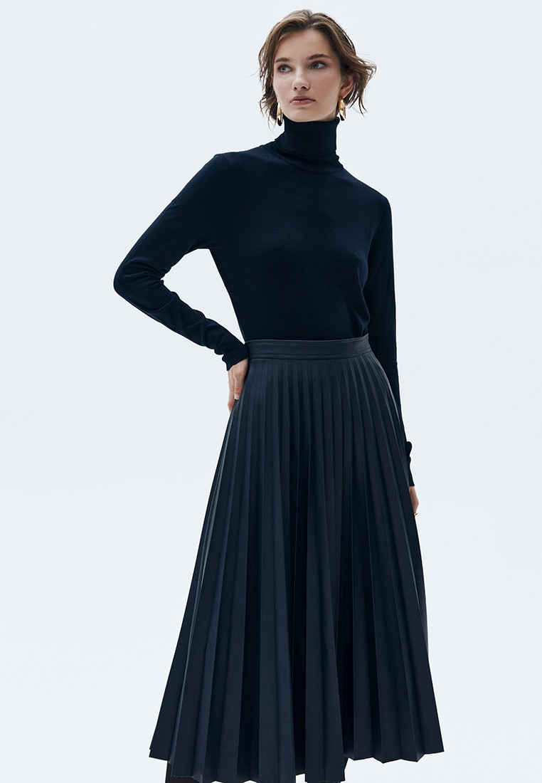 


Юбка-гофре из мягкой экокожи на ворсовой основе. Модель на поясе. Материал хорошо держит форму, поэтому вы можете быть спокойны за внешний вид изделия даже после активного дня. Для комфорта мы добавили потайную молнию в боковом шве. Мы уже продумали в голове образ для свидания, с водолазкой и аккуратными украшениями. Изделие можно надевать как летом, так и зимой.