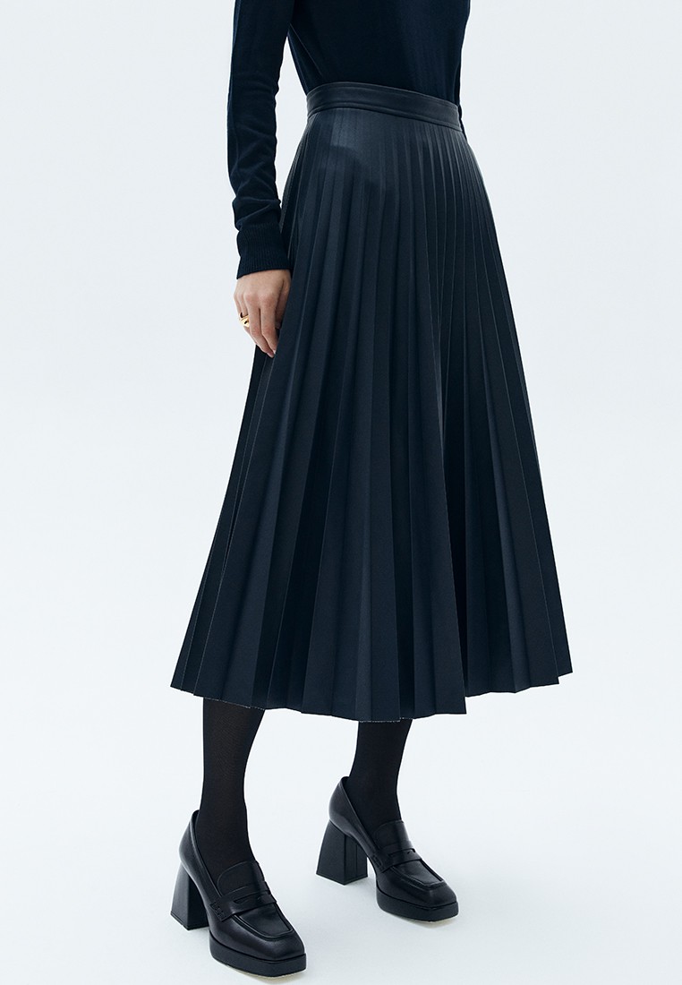 


Юбка-гофре из мягкой экокожи на ворсовой основе. Модель на поясе. Материал хорошо держит форму, поэтому вы можете быть спокойны за внешний вид изделия даже после активного дня. Для комфорта мы добавили потайную молнию в боковом шве. Мы уже продумали в голове образ для свидания, с водолазкой и аккуратными украшениями. Изделие можно надевать как летом, так и зимой.